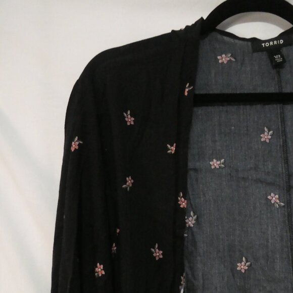 TORRID | 1/2 | Floral Open Front Kimono Jacket - Picture 3 of 16